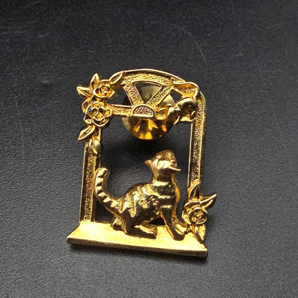 Avon 1991 Touch of Whimsey Cat Pin Gold Tone Cat in Window Vintage